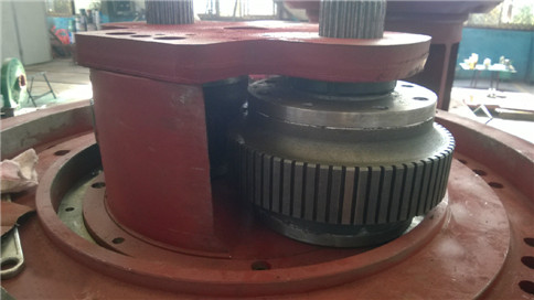 環(huán)模內部壓輥實物圖↑